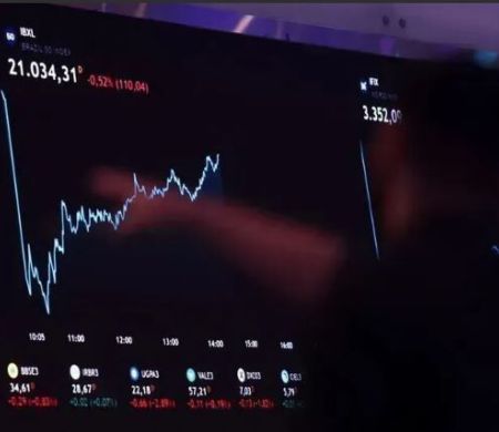 Bolsa recua com dados de emprego e Nvidia, enquanto o dólar cai