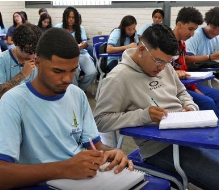 Nascidos em novembro e dezembro recebem hoje R$ 200 do Pé-de-Meia