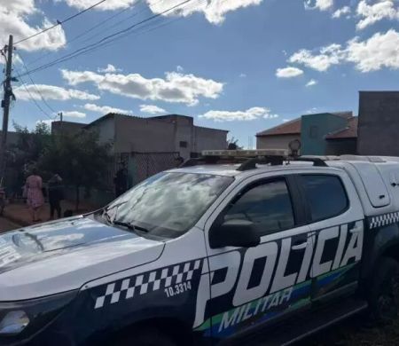 Mulher é encontrada morta após ser baleada em residência no interior