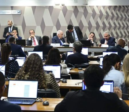 CCJ do Senado aprova fim da escala 6x1, mas análise no plenário é incerta