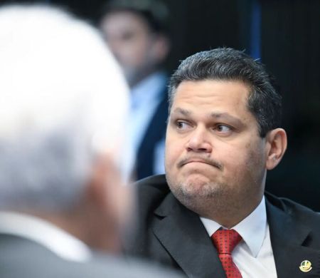 Senadores veem impeachment como possível e Alcolumbre à espera das eleições