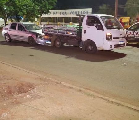 Mulher morre prensada entre carro e caminhão em avenida de Campo Grande