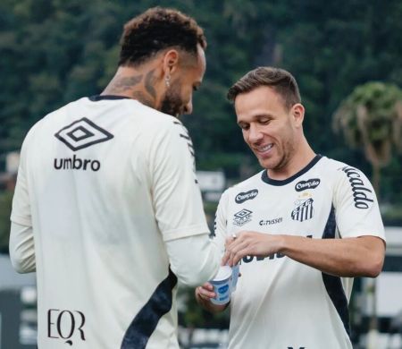 Arthur se junta a Neymar e reprova gramado da Vila Belmiro: 