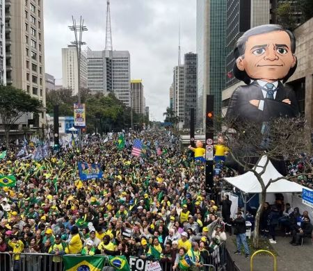 Flávio Bolsonaro reúne apoiadores em ato na Paulista contra Lula e Moraes