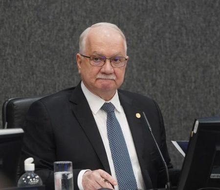 Fachin aguarda explicações de ministros para decidir sobre crise