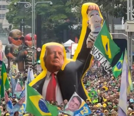 Ato de Flávio na Paulista tem boneco de Trump segurando Lula preso