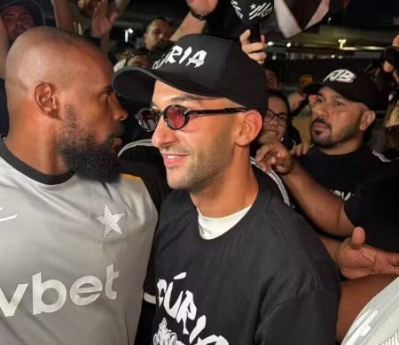 Ziyech chega ao Rio de Janeiro e é recebido por torcedores do Botafogo