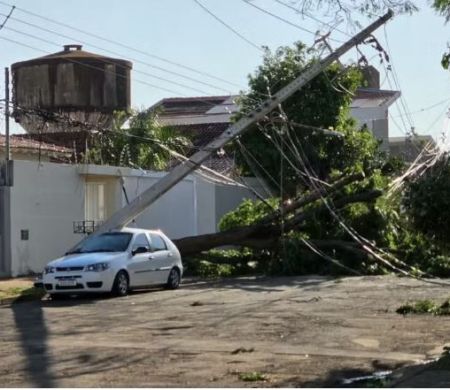 Temporal na Capital deixa mais de 50 chamados e mantém ruas interditadas&nbsp;