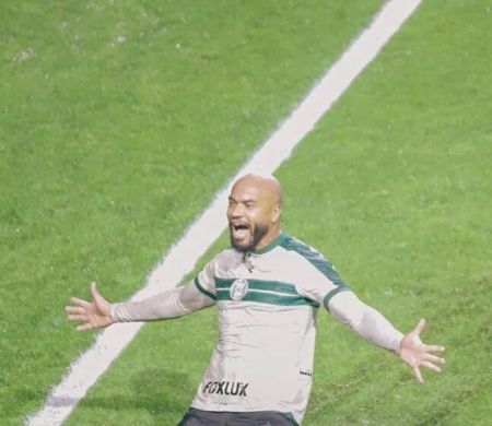 Com um jogador a menos, Coritiba busca empate com Athletico-PR&nbsp;
