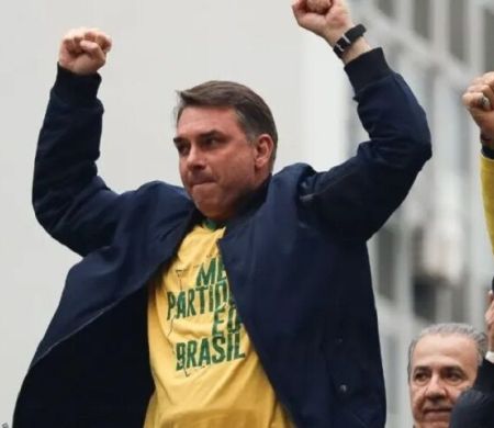 Flávio Bolsonaro cobra divulgação de investigações sobre Lula, Master e INSS