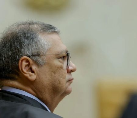Dino pede vista e STF adia decisão sobre unir casos de Moraes e Mendonça