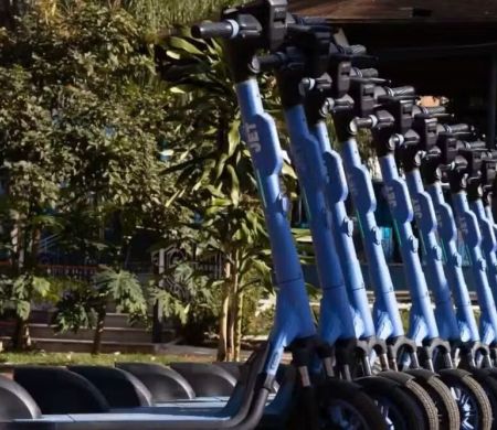 Campo Grande proíbe patinetes elétricos deixados no meio das calçadas
