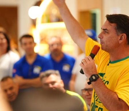 Flávio Bolsonaro cita soberania ao falar de Amazônia em plano de governo