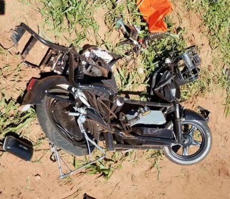 Batida destrói bicicleta elétrica e deixa pai em estado grave na BR-163