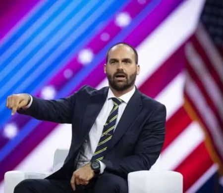 Em nova perseguição, Lula manda demitir Eduardo Bolsonaro da Polícia Federal