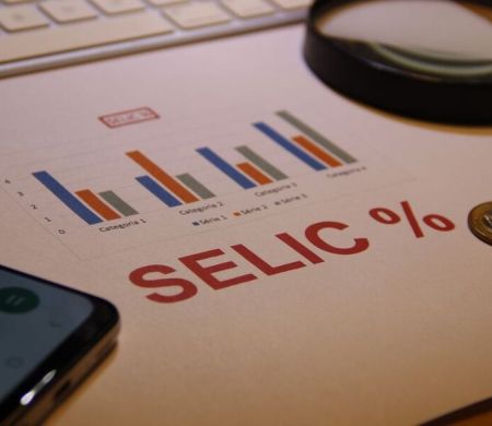 Mercado financeiro reduz projeção da Selic para 13,50%