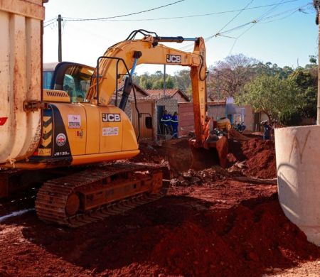 Obras de asfalto e drenagem no Santa Emília e Aquarius somam R$ 26,9 milhões