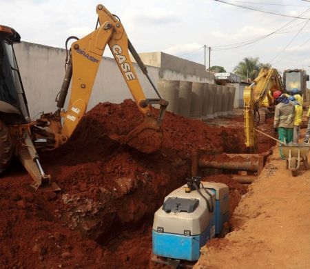 Prefeitura fecha R$ 39,8 mi para asfalto e drenagem em nove bairros