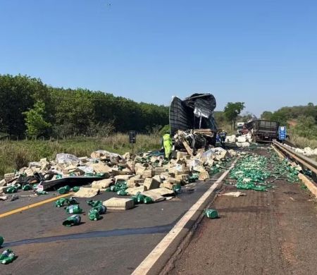Batida entre carretas mata dois motoristas e espalha cargas pela BR-15