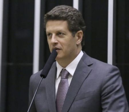 Salles deixa disputa ao Senado na reta final e reforça chapa de Tarcísio