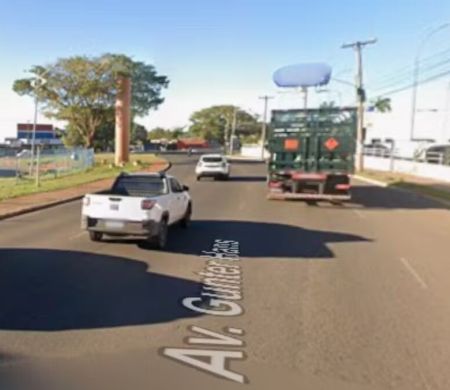 Carro bate em motos em sequência e deixa mulher em estado gravíssimo