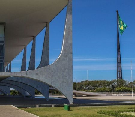 Prefeitos pressionam presidenciáveis por mais recursos federais