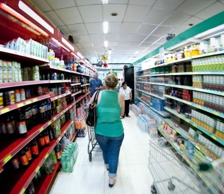 Produção industrial cai 0,6% de julho para agosto, diz IBGE