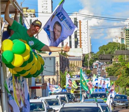 Riedel encerra campanha em carreata que reúne milhares em Campo Grande