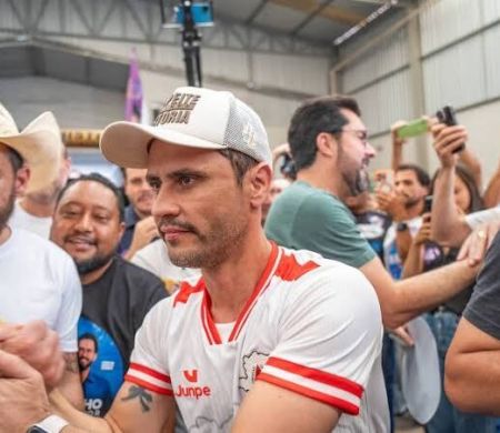 Cleitinho abre vantagem sobre Patrus no início da apuração em Minas