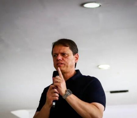 Tarcísio deve ir a reunião do Republicanos e aumentar pressão por apoio a Flávio