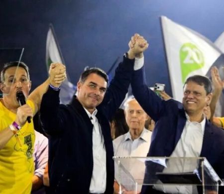 Flávio aposta em São Paulo e retoma campanha ao lado de Tarcísio