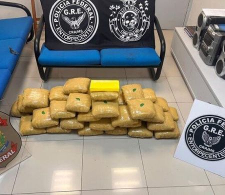 Trio é flagrado retirando 43 kg de drogas de casa em Corumbá