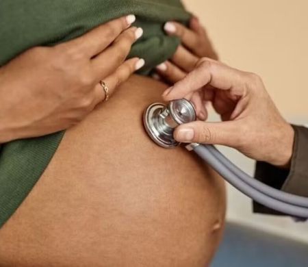 Sem ambulância, grávida vai de moto ao hospital e bebê morre em MS