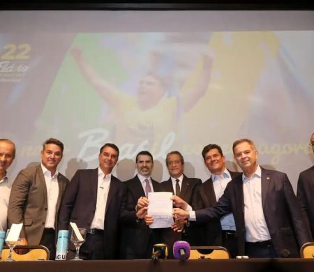 Flávio Bolsonaro recebe apoio de 14 governadores eleitos e de Augusto Cury