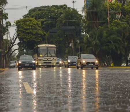 Defesa Civil emite alerta laranja para risco de tempestades na Capital