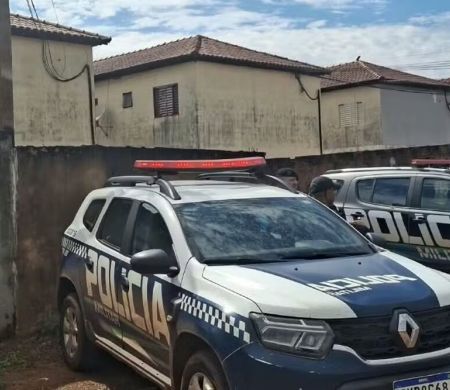 Após espancar mulher, homem avança em policiais com faca e morre baleado