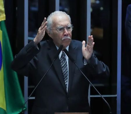 José Sarney é internado em UTI após procedimento abdominal