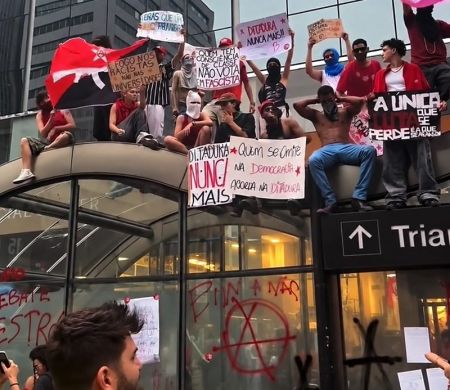 Ato pró-Lula termina com vandalismo em estações de metrô na Paulista