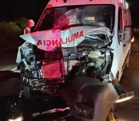 Homem morre em colisão frontal com ambulância na BR-262 em MS