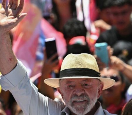 Van do MEC em comitê de Lula levanta suspeitas de uso eleitoral
