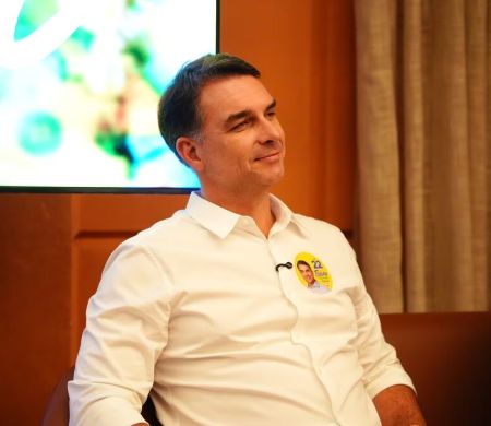 Horário eleitoral reprisa programa de Flávio que foi ao ar sem som