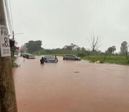 Temporal faz Lago do Amor transbordar e deixa carros ilhados na Capital