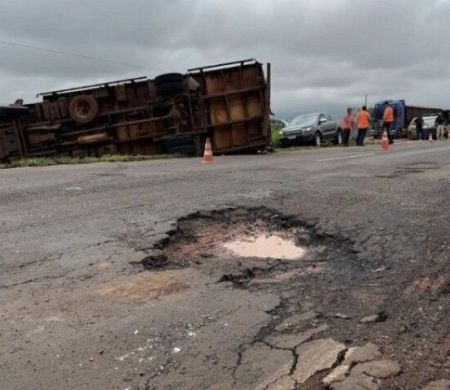 Buraco na BR-376 provoca acidente entre caminhões na BR-376