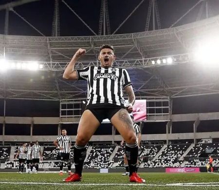 Tiquinho decide, Botafogo vence a Chape e Tite comemora primeira vitória