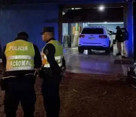 Grupo armado invade imóvel, mata brasileira e sequestra marido na fronteira