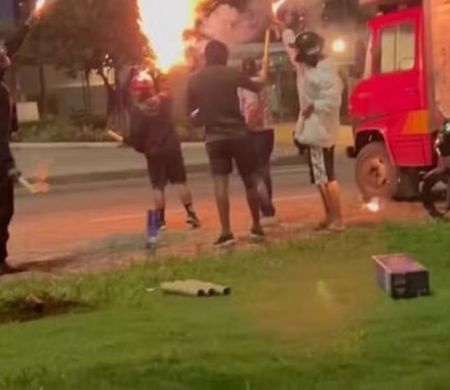 Torcedores do Vasco fazem foguetório em hotel do Boca Juniors