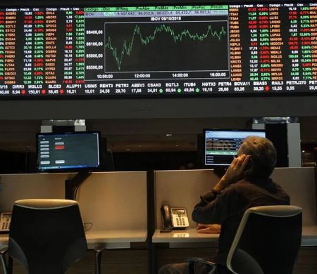 Ibovespa sobe e se aproxima dos 209 mil pontos em meio à expectativa eleitoral