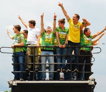 Bloquinhos de Nikolas dominam agenda de Flávio Bolsonaro no 2º turno