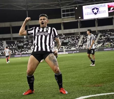 Tiquinho pode ter primeira sequência como titular no retorno ao Botafogo