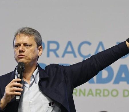 Tarcísio pede voto em Flávio e cita “legado de atraso” do PT